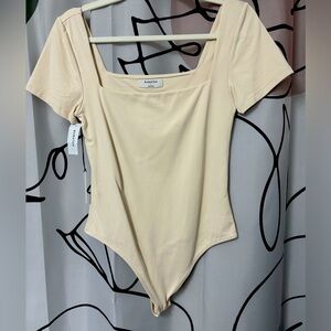 BNWT Babaton Contour Square Neck Short Sleeve